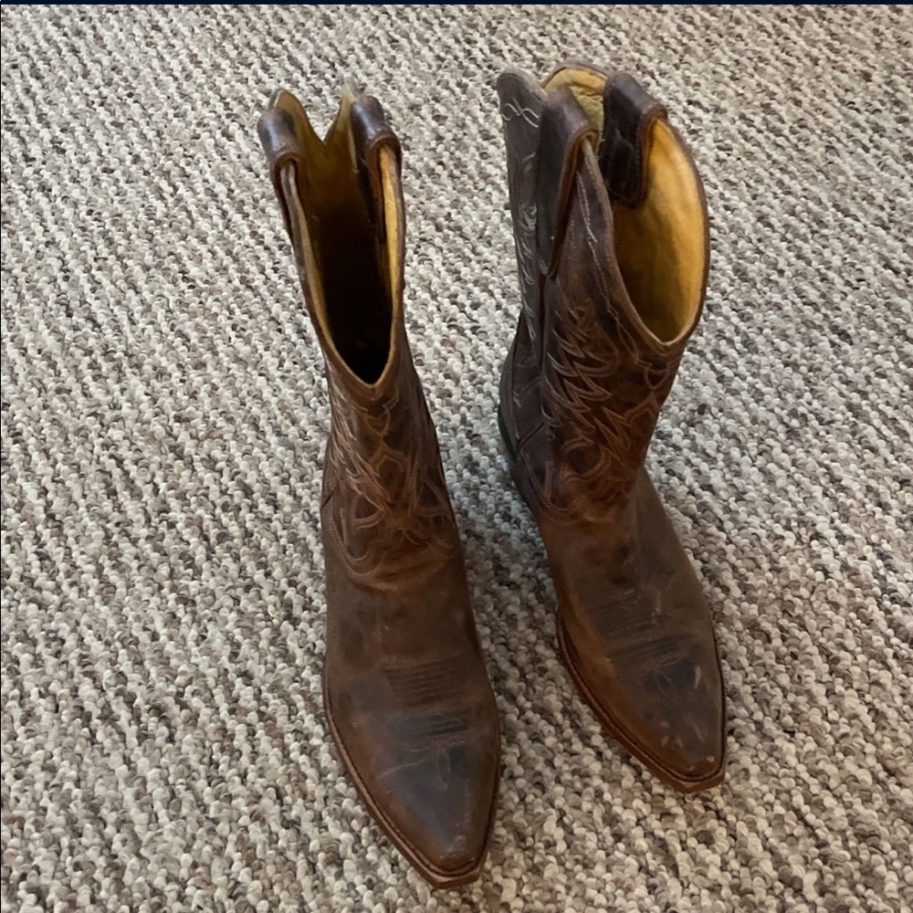 Cavender’s snip toe western boots. Size 8